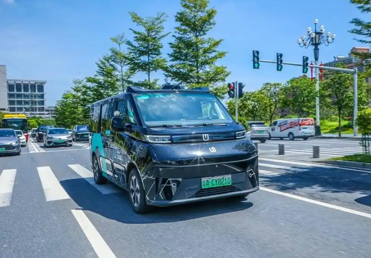 纯无人驾驶出租车在黄埔区24小时全面运营