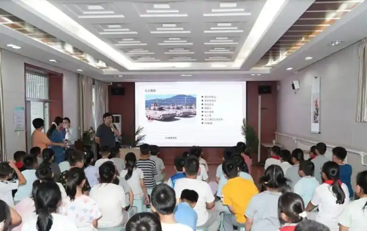 开学首课玩 “穿越”！汽车博物馆带小学生解锁自动驾驶 “黑科技”